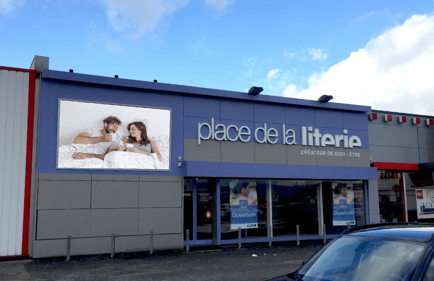 Photo d'un écran LED extérieur